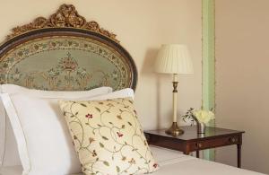 Cama ou camas em um quarto em Valverde Sintra Palácio de Seteais - The Leading Hotels of the World