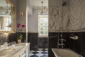 Um banheiro em Valverde Sintra Palácio de Seteais - The Leading Hotels of the World