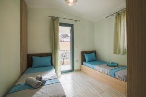 Postel nebo postele na pokoji v ubytování Anemos Villas
