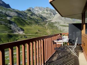 a balcony with a table and a view of a mountain at Superbe appartement vue panoramique pied des pistes in La Mongie