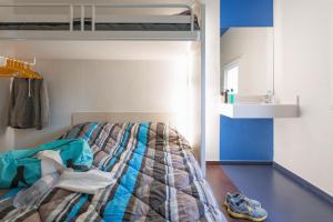 Postel nebo postele na pokoji v ubytování Unisotel Colmar Ex Hôtel F1