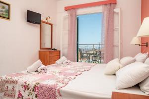 Uma cama ou camas num quarto em Chryssa Studios