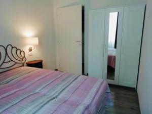佛羅倫斯的住宿－Francarooms，一间卧室配有一张带紫色床罩的床