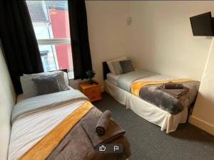 Un pat sau paturi într-o cameră la Tudor Lodge - Redcar Beach
