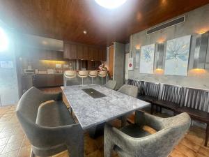 Η κουζίνα ή μικρή κουζίνα στο 24時間源泉掛け流しGuest House Belle Hakone