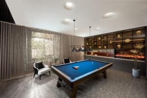 uma sala de bilhar com mesa de bilhar e cadeiras em base-Beijing Sanlitun Serviced Apartment em Pequim