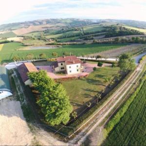 une vue aérienne sur une maison dans un champ dans l'établissement Agriturismo La Casa in Collina, 