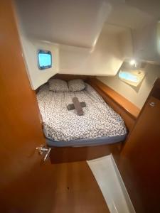 a small bed in the back of a boat at Nuit insolite sur un voilier - BOAT PARADISE LA ROCHELLE in La Rochelle