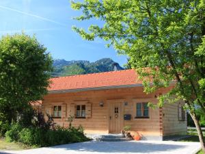 mały drewniany budynek z czerwonym dachem w obiekcie Chalet Chiemgau w mieście Schleching