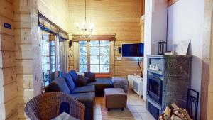 a living room with a couch and a fireplace at Himos Huili 2 in Himos