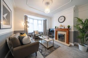 a living room with a couch and a fireplace at Stunning 2 Bed House-Long Stay Offer-Parking in Kent