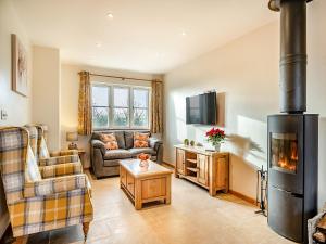 ein Wohnzimmer mit einem Sofa und einem Kamin in der Unterkunft Daisy Cottage - Uk38683 in Oxhill