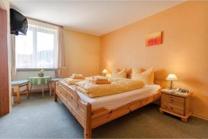 a bedroom with a large bed and a television at Gasthof Ehrl in Essing