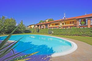 een groot zwembad voor een huis bij Appartamento la Goccia - Gardagate in San Felice del Benaco