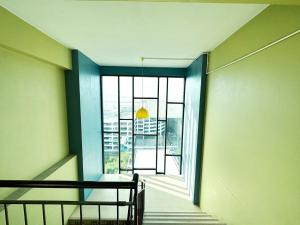 バンコクにあるThe Island Resortの大きな窓のある階段付きの客室です。