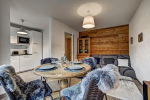 a dining room with a table and chairs at Appartement Halny in Les Houches