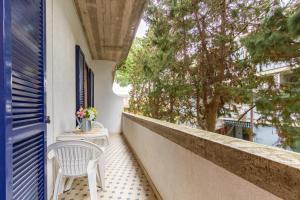 ein weißer Stuhl auf der Veranda eines Hauses in der Unterkunft Appartamento La Poesia Bilo 2 - MyHo Casa in Tortoreto Lido