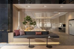 uma sala de estar com um sofá e uma mesa em base-Beijing Sanlitun Serviced Apartment em Pequim