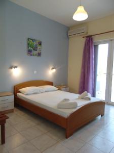 een slaapkamer met een bed met twee handdoeken erop bij Villa Avra in Dassia