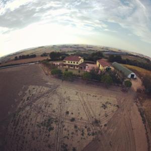 una vista aérea de una casa en un campo en Agriturismo La Casa in Collina 