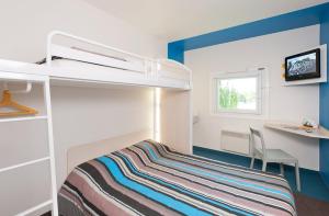 Postel nebo postele na pokoji v ubytování Unisotel Colmar Ex Hôtel F1