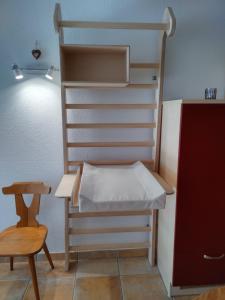 um quarto com um armário vazio com uma secretária e uma cadeira em Haus Flua em Brand