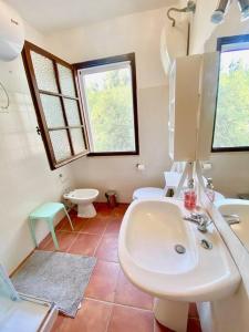 Ένα μπάνιο στο Paradise Beachfront Villa, Porto Columbu, Sardinia