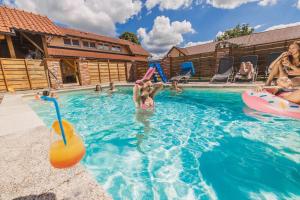 grupa ludzi bawiących się w basenie w obiekcie Apartments Galunder w mieście Veržej