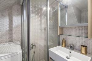 A bathroom at Luxury Acropolis View Duplex Penthouse in Thiseio 155m2 Még 19 kép
