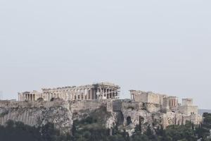 einen Blick auf die Akropolis von Athenen auf einem Berg in der Unterkunft Luxury Acropolis View Duplex Penthouse in Thiseio 155m2 in Athen