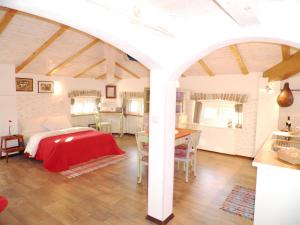 1 dormitorio con 1 cama y 1 mesa en una habitación en Studio Sijara, en Motovun
