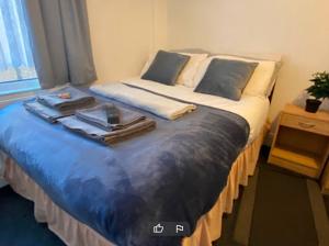 1 dormitorio con 1 cama grande y toallas. en Tudor Lodge - Redcar Beach, en Redcar