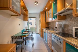 Kuchyňa alebo kuchynka v ubytovaní Relaxing 1bd apt. w/private balcony