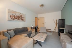Televízia a/alebo spoločenská miestnosť v ubytovaní Relaxing 1bd apt. w/private balcony