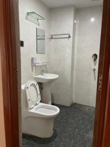 La salle de bains est pourvue de toilettes et d'un lavabo. dans l'établissement Hostel The Good Earth Pvt. Ltd., à Pokhara