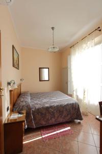 1 dormitorio con cama y ventana grande en Hotel Margaret, en Florencia