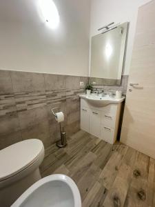 Et badeværelse på Dea Dreams APARTMENT Piazzale Lodi Wi-Fi Metro a 2 passi