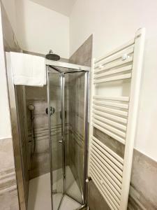 eine Dusche mit Glastür im Bad in der Unterkunft Dea Dreams APARTMENT Piazzale Lodi Wi-Fi Metro a 2 passi in Mailand