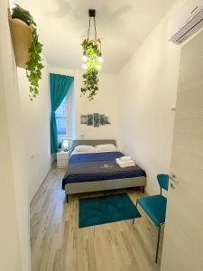 Schlafzimmer mit einem Bett, einem Tisch und Stühlen in der Unterkunft Dea Dreams APARTMENT Piazzale Lodi Wi-Fi Metro a 2 passi in Mailand