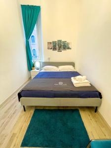 een slaapkamer met een bed met een groen tapijt en een raam bij Dea Dreams APARTMENT Piazzale Lodi Wi-Fi Metro a 2 passi in Milaan