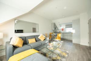 een woonkamer met een bank en een glazen tafel bij Chester House in Reading +28 foto's