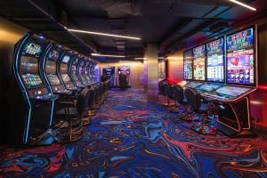uma fila de máquinas de fenda num casino em City Park Hotel by CHM em Bila Tserkva