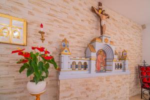 a statue of a man on top of a wall at Nadmorski Dom Rekolekcyjny in Mrzeżyno