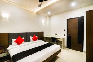 Postel nebo postele na pokoji v ubytování Hotel Nikhil Regency