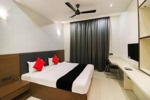 Letto o letti in una camera di Hotel Nikhil Regency