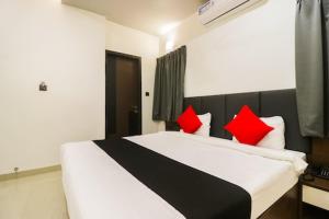 Letto o letti in una camera di Hotel Nikhil Regency