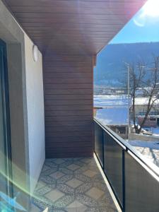 Cette chambre dispose d'un balcon avec vue sur la neige. dans l'établissement Galash-R, à Mestia