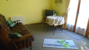 ein Wohnzimmer mit einem Tisch und einem Sofa in der Unterkunft Mouhet Appartement Sortie 21 A20 in Mouhet