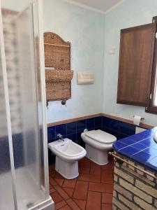 een badkamer met een toilet en een wastafel bij Orosei RE - Villa Samuela a 50 m dal mare in Orosei