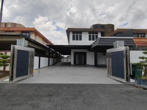 クアンタンにあるDIY Ocean BB 5BR Home Near Hak Yi Gai, 18 Guestsの駐車場の二つのガレージドア付き建物